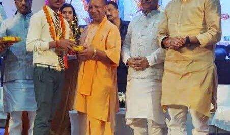 जनपद के मेधावी छात्रों को मुख्यमंत्री ने किया सम्मानित