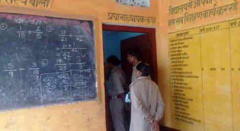 लखीमपुर खीरी I थाना फ़रधान के बरखेरवा प्राथमिक विद्यालय में शिक्षिकाओं ने की जमकर हाथापाई।