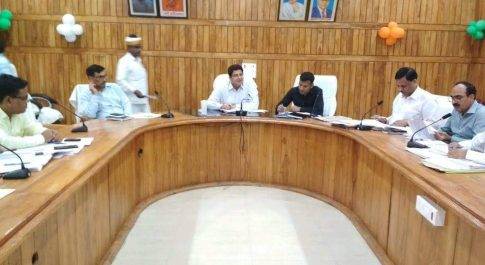 बहराइच। डीएम की अध्यक्षता में सम्पन्न हुई विकास कार्यों की समीक्षा बैठक