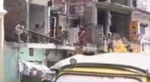 महराजगंज। एनएच 730 सडक़ निर्माण में कितने ही परिवार का आशियाना उजडा़