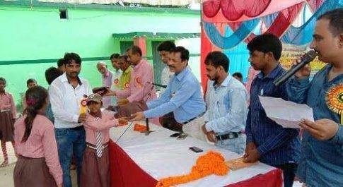 महराजगंज। प्राथमिक विद्यालय में बच्चों को गणवेश वितरित कर ब्लाक प्रमुख द्वारा पौधारोपण किया गया