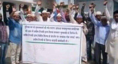महराजगंज। नौतनवा वसीम रिजवी की फिल्म के विरोध में मुस्लिम समुदाय ने किया प्रदर्शन