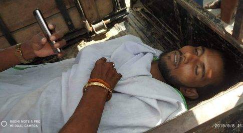 महराजगंज। बाईक सवार दो गाडिय़ों की आमने सामने टक्कर में धानी क्षेत्र निवासी रंजीत कुमार की मृत्यु