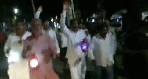 महराजगंज। फरेंदा क्षेत्र में बिजली दर मे भारी बृद्धि को लेकर कांग्रेस कार्यकर्ताओं ने निकाला लालटेन जूलूस