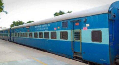 लखीमपुर खीरी I स्टेशन पर खड़ी गोमती के AC कोच का लोग उठा रहे मजा
