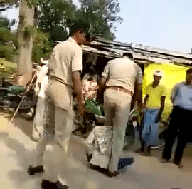 सिद्धार्थनगर। वीडियो हुआ वायरल,सकारपार चौकी इंचार्ज ने युवक को पीटा, हुए लाइन हाजिर