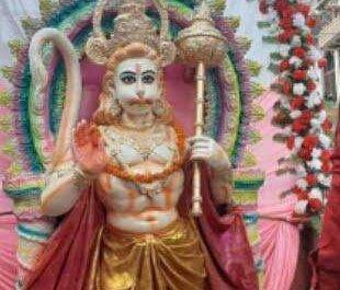 महराजगंज। नौतनवा कस्बे में भगवान हनुमान की शोभायात्रा निकाली गई