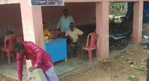 महाराजगंज। 2 वर्षों से बंद पड़ा इंडिया मार्का हैंड पंप किसी ने नहीं लिया सुदी
