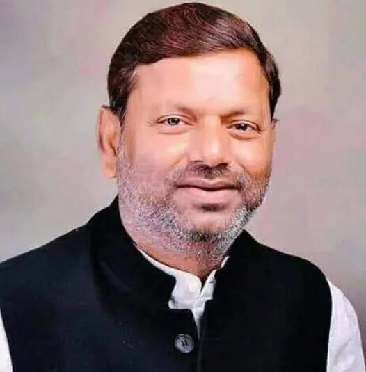 महराजगंज। सांसद पंकज चौधरी को रेलवे पार्लियामेंट समिति का सदस्य बनाये जाने पर भाजपा कार्यकर्ताओं ने दी बधाई