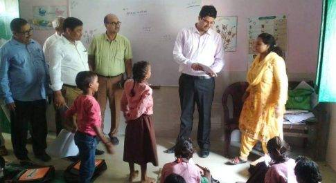 बहराइच। प्राथमिक विद्यालय व पंचायत भवन का डीएम ने किया निरीक्षण