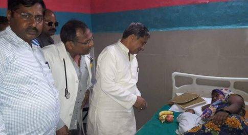 बहराइच। सहकारिता मंत्री मुकुट बिहारी वर्मा ने मरीज़ों को बाॅटे फल