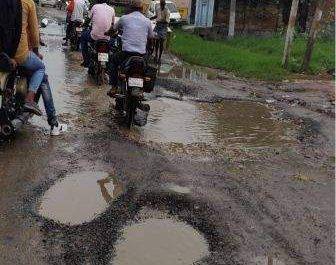 महराजगंज। सड़क में गड्ढे जोखिम में सफ़र