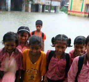 महराजगंज। लगातार हो रही बारिश के कारण प्राइमरी स्कूलों में घुसा पानी, बच्चों की पढाई बाधित