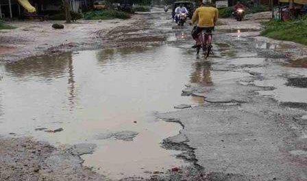 महराजगंज | सड़क में गड्ढे ऐसे कि किसी की भी रूह कांप जाये इसे देखकर