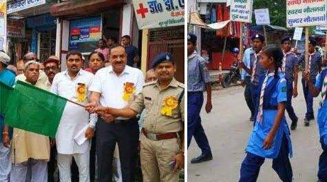 महाराजगंज। नौतनवा मे पॉलीथिन के इस्तेमाल को बंद करने के लिए नगर के व्यापारियों एवं स्कूली बच्चों द्वारा निकाली गई रैली