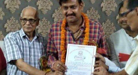 सिद्धार्थनगर। वरिष्ठ पत्रकार रितेश वाजपेई पत्रकारिता के क्षेत्र में उत्कृष्ट योगदान के लिए सम्मान पत्र से सम्मानित