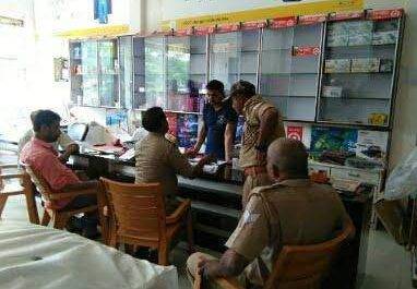 महराजगंज। बृजमनगंज कस्बे के प्रतिष्ठित ब्यवसायी प्रकाश एजेंसी की दुकान मे लाखों की लूट, जांच में जुटी पुलिस