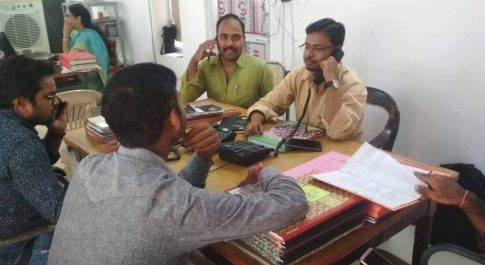 बहराइच।  राउण्ड-द-क्लाक संचालित हो रहा निर्वाचन कन्ट्रोल रूम/शिकायत प्रकोष्ठ