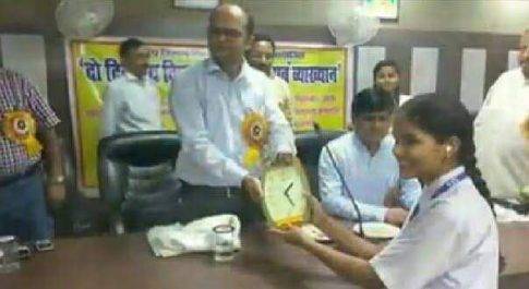 महराजगंज। विज्ञान प्रदर्शनी के आयोजन में जिलाधिकारी ने मेधावी छात्रों को किया पुरस्कृत
