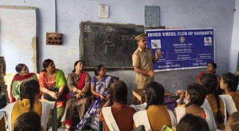 बहराइच। थाना दरगाह की पुलिस ने छात्राओं को UPCOP की मदद से मिलने वाले 27 सेवाओं की दी जानकारी 