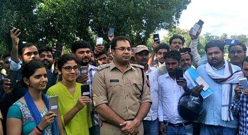 बहराइच। गायब हुए मोबाइल के मिलने से लोगो के चेहरे खिले 