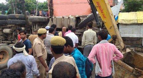 महराजगंज। गिट्टी से भरि ट्रक पलटी 5से 6 लोगों की दबे होने की आशंका