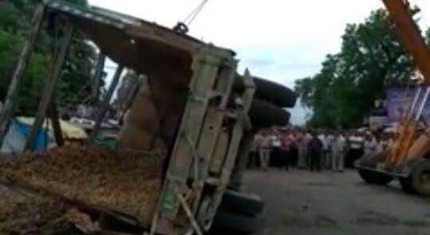 महराजगंज। दुकान के उपर गिट्टी लदी ट्रक पलटी,कोई ब्यक्ति दबा न होने से प्रसासन ने ली राहत की सांस