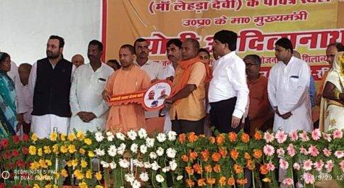 महराजगंज। मुख्यमंत्री योगी आदित्यनाथ नवरात्रि के प्रथम दिन लेहडा मंदिर पहुंच कर माता के सामने मत्था टेका,किया 14 परियोजनाओं का लोकार्पण एवं शिलान्यास