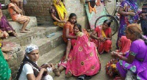 महराजगंज। पनियरा थाना क्षेत्र में पेड़ पर लटकता हुआ 17 वर्षीय युवक का शव मिला, पुलिस ने पोस्टमार्टम हेतू भेजा