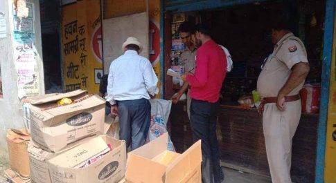 महराजगंज | पॉलिथिन पर रोक, नायब तहसीलदार द्वारा किया गया हरपुर चौराहे पर छापा, दुकानदारों में मचा हडकंप