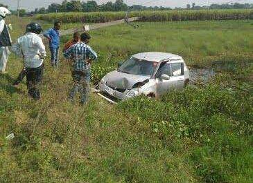 महराजगंज। नौतनवा ठूठीबारी मार्ग पर अनियंत्रित कार के टक्कर से बिजली के खंम्भे टूटकर नीचे गिरा,