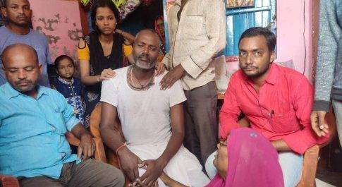 महराजगंज। बृजमनगंज ब्यापार मंडल द्वारा पीडि़त परिवार को दिलाया न्याय का भरोसा, हत्यारों की तलाश में जुटी पुलिस