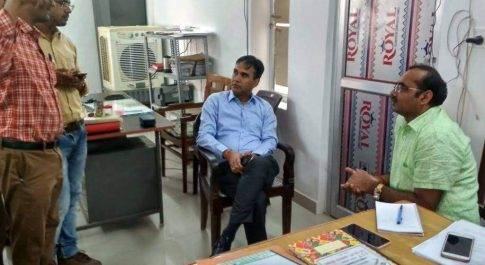 बहराइच। व्यय प्रेक्षक ने किया कन्ट्रोल रूम, सी-विजिल व वीडियो अवलोकन टीम कक्ष का निरीक्षण