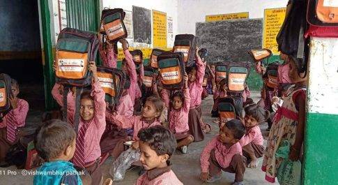 महराजगंज। बैग पाकर बच्चो के खिल उठे चेहरे