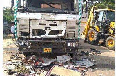 महराजगंज। स्कूल जा रहे बालक की टेलर से हुई दर्दनाक मौत,गुस्साए ग्रामीणों ने किया हंगामा