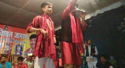 महराजगंज। गायक पप्पू लाल यादव का भजन सुनकर झुम उठे श्रद्धालू