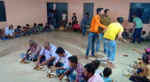 महराजगंज। देवी रूपी कन्यायों के पूजन के साथ सुरु हुआ विशाल भंडारा
