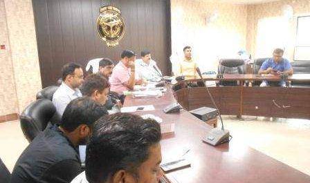 बहराइच। विकास भवन सभागार में प्रशिक्षित किये गये माईक्रोआब्ज़र्वर