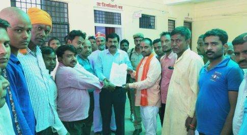 महराजगंज। हत्याकांड के खुलासे मे देरी होने पर पांच बिंदुओं पर मांगों के साथ जनप्रतिनिधियों ने एसडीएम को सौंपा ज्ञापन
