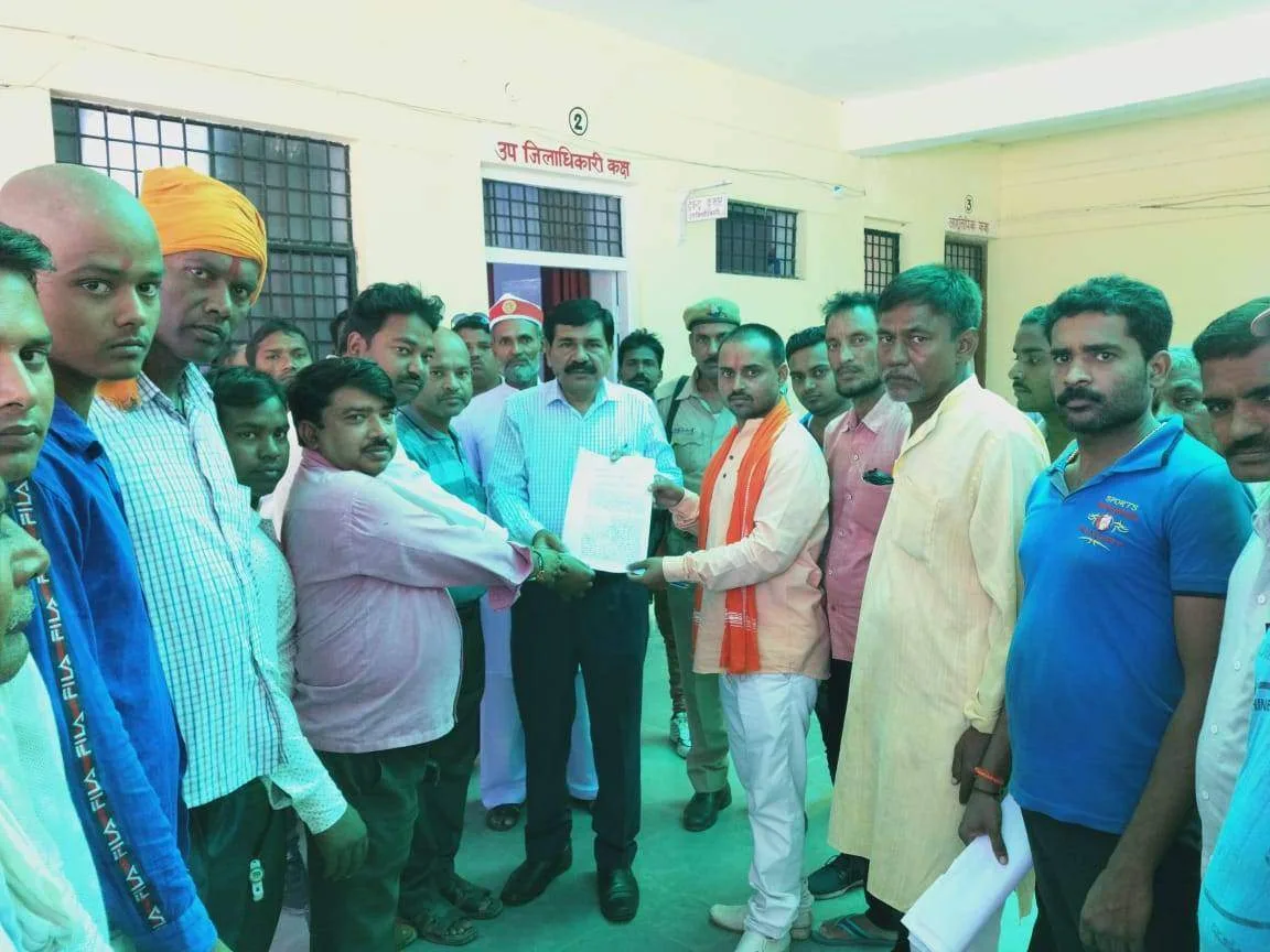 महराजगंज। हत्याकांड के खुलासे मे देरी होने पर पांच बिंदुओं पर मांगों के साथ जनप्रतिनिधियों ने एसडीएम को सौंपा ज्ञापन