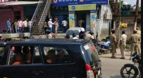महराजगंज। फरेंदा एचडीएफसी बैंक में दिनदहाड़े लूट, मौके पर पहुंचे एसपी पुलिसकर्मी