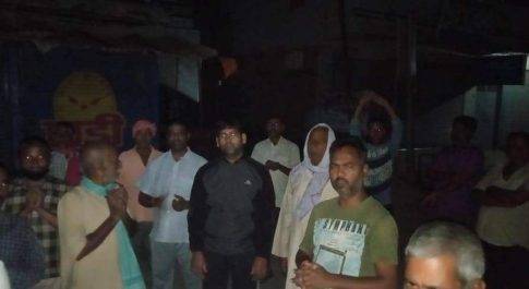 महराजगंज। परम्परागत रूप से चला आ रहा कार्तिक मास की प्रातः कालीन हरि कीर्तन-पूजारी श्री शिव मन्दिर ठूठीबारी