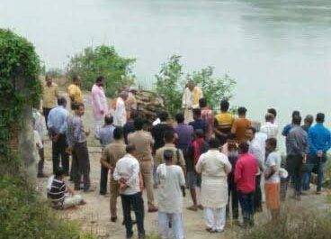 मृतक को श्रद्धांजलि देने पहुंचे थानाध्यक्ष एवं जनप्रतिनिधि