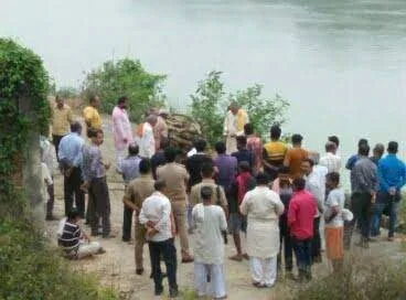 मृतक को श्रद्धांजलि देने पहुंचे थानाध्यक्ष एवं जनप्रतिनिधि