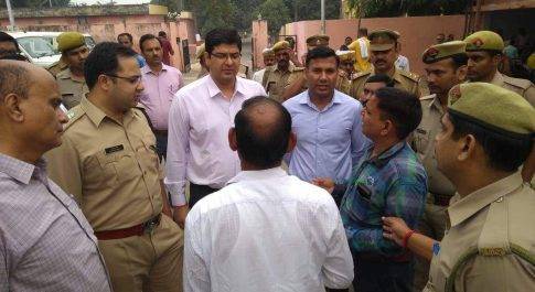 बहराइच। मतदान केन्द्रों को रवाना र्हुइं पोलिंग पार्टियाॅ