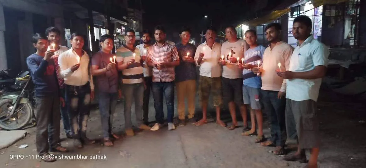महराजगंज। मोमबत्ती जलाकर,नम आँखों से युवाओं ने दीया हिन्दूत्व के मिशाल कमलेश तिवारी को भावभीनी श्रद्धांजलि
