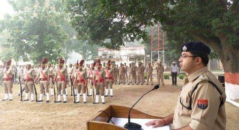 बहराइच। पुलिस स्मृति दिवस पर पुलिस अधीक्षक महोदय द्वारा दिवंगत पुलिस कर्मियों को दिया गया श्रद्धांजलि