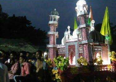 महराजगंज। कस्बे में मुस्लिम समुदाय द्वारा चेहल्लुम पर्व पर निकाला गया जुलूस