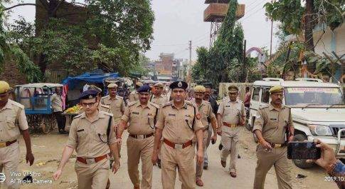 महराजगंज। औचक निरीक्षण कर IG एवं SP ने जाना सिमा का हाल