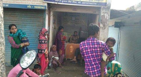 बहराइच। इलाहाबाद बैंक जन.सेवा केन्द्र बेडनापुर पर नेटवर्क न रहने के कारण लगी भीड